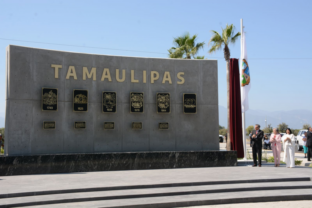 El Gobernador de Tamaulipas inaugura el muro conmemorativo del bicentenario, celebrando 200 años de federalismo.