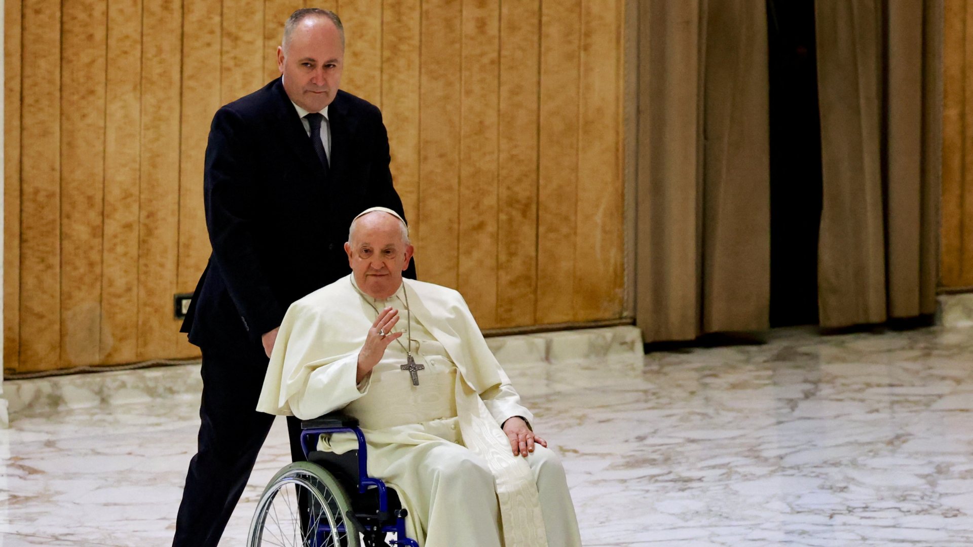 Papa Francisco vuelve al vaticano tras gripe.