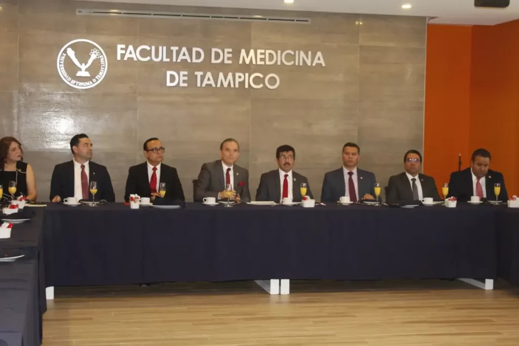 UAT, CENEVAL, médicos destacados, educación médica, EGEL, Facultad de Medicina Tampico, reconocimientos académicos, excelencia universitaria, médicos graduados