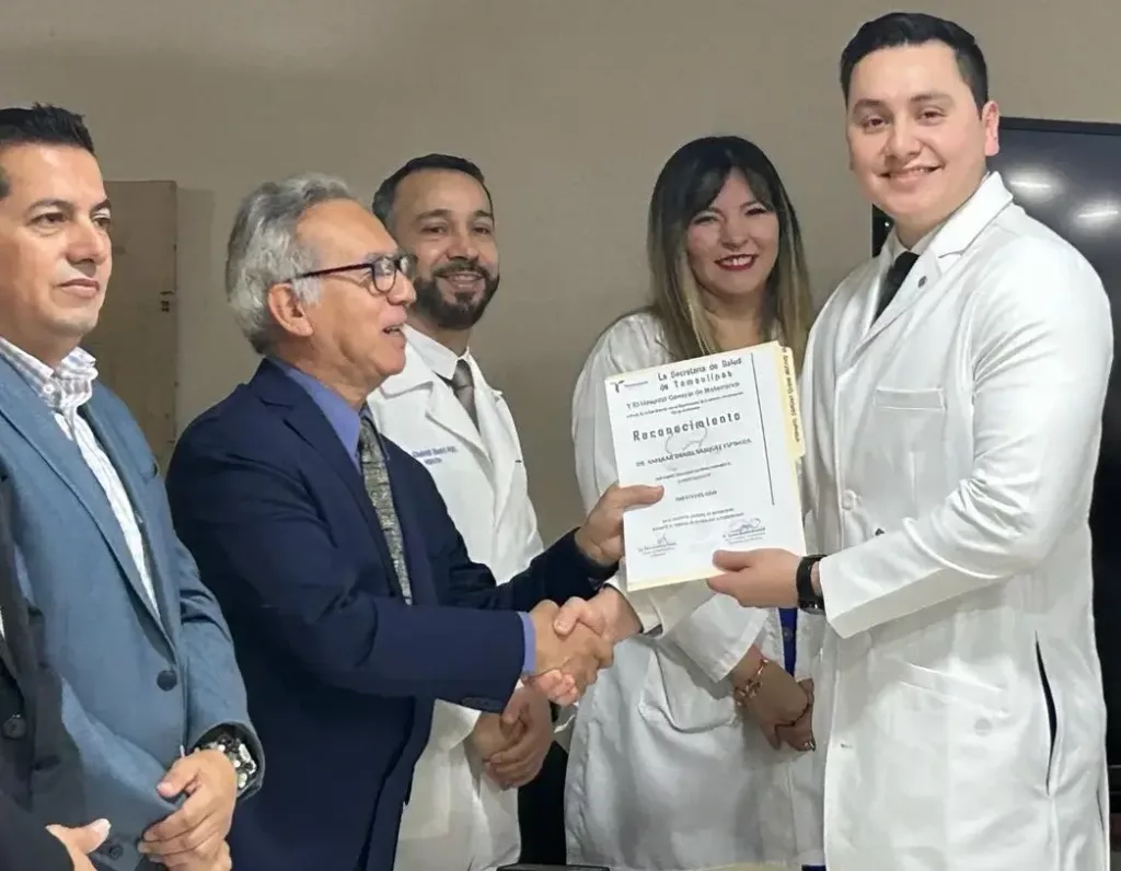 UAT certifica a nuevos médicos especialistas