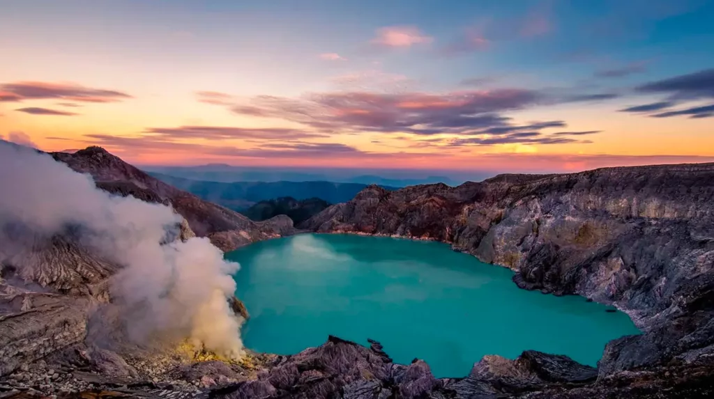 Turista Fallece al Caer en Volcán Activo en Indonesia Durante Sesión de Fotos