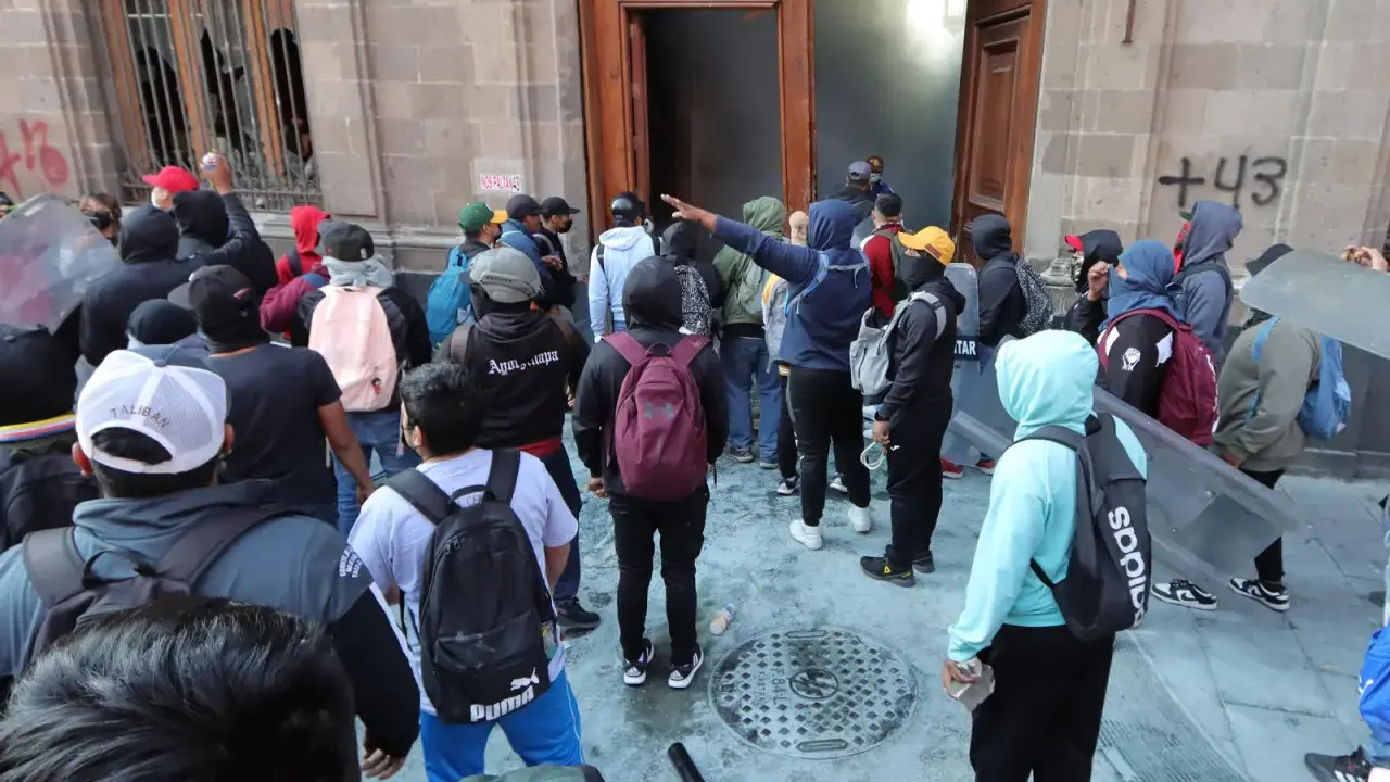 Ataque en Palacio Nacional por Protesta de Estudiantes de Ayotzinapa