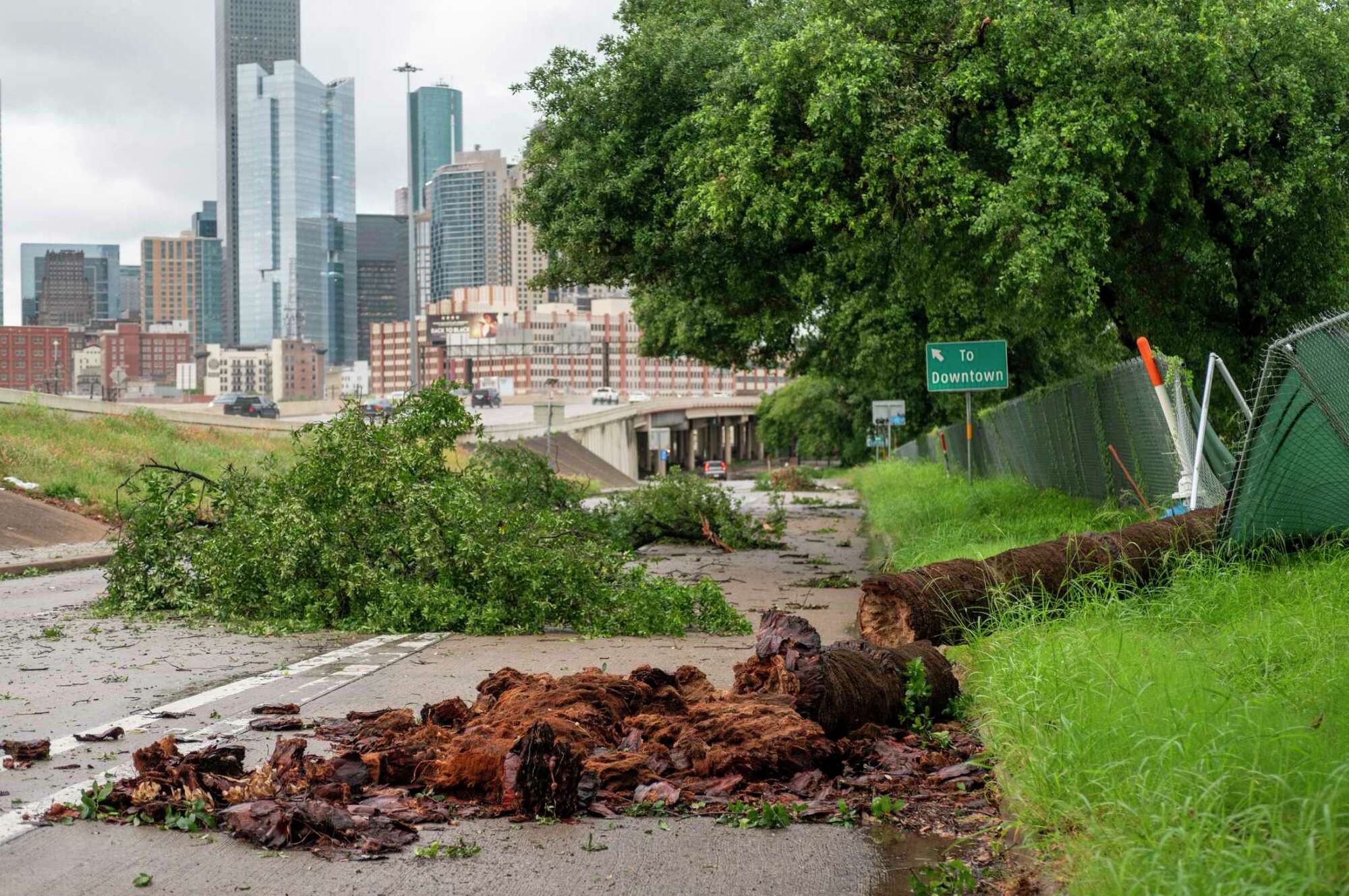 Tormenta violenta en Houston deja cuatro muertos y daños