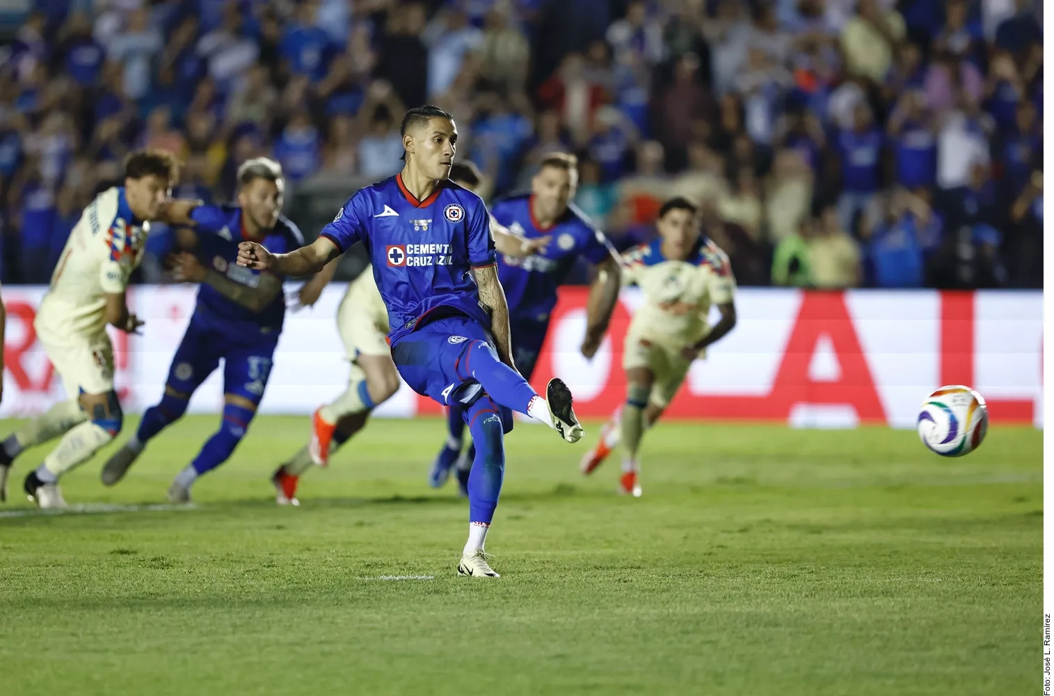 Cruz Azul y América Empatan en Ida de la Final