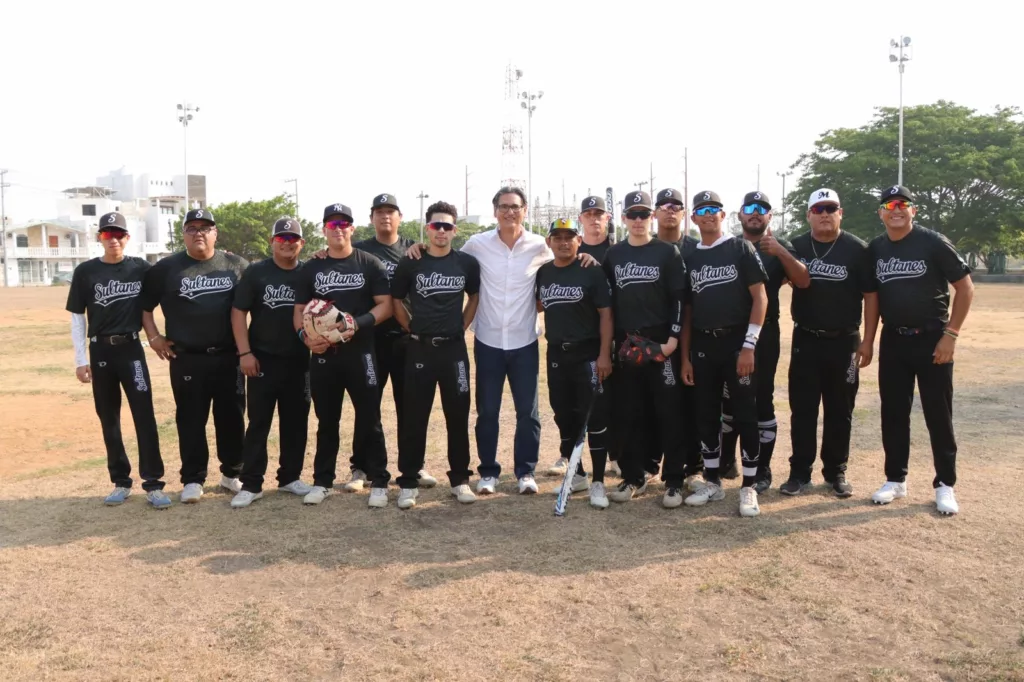 Erasmo González convive con Selección Mexicana de Softbol