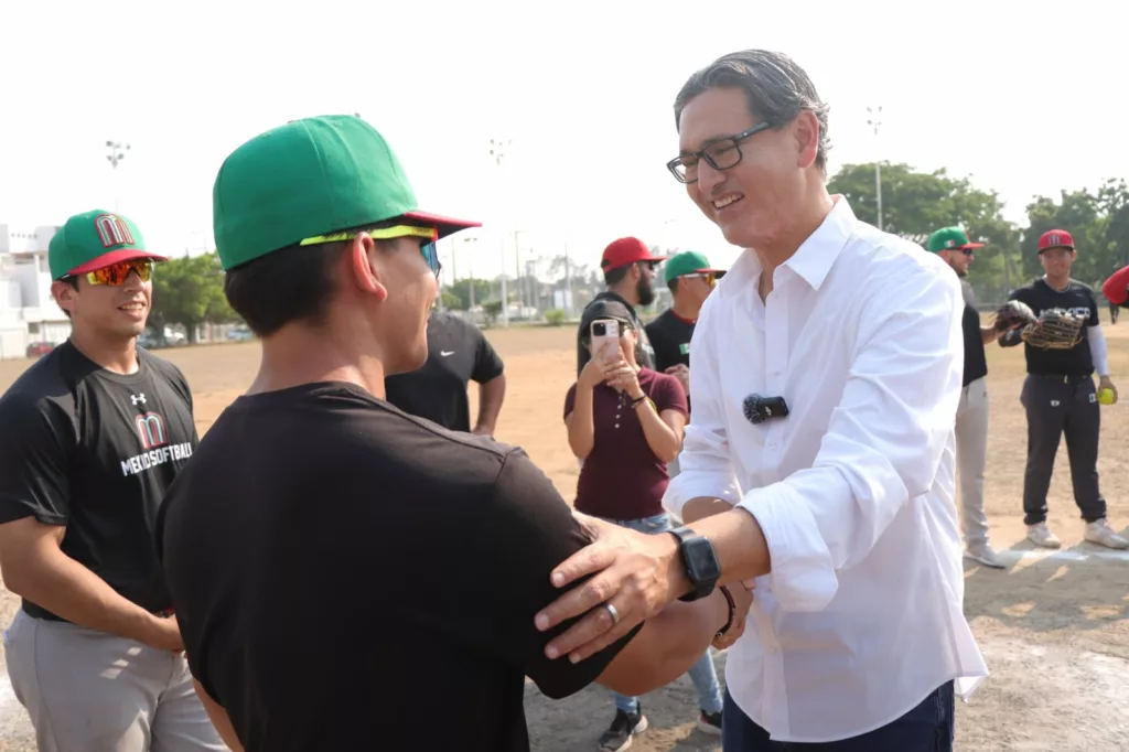 Erasmo González convive con Selección Mexicana de Softbol