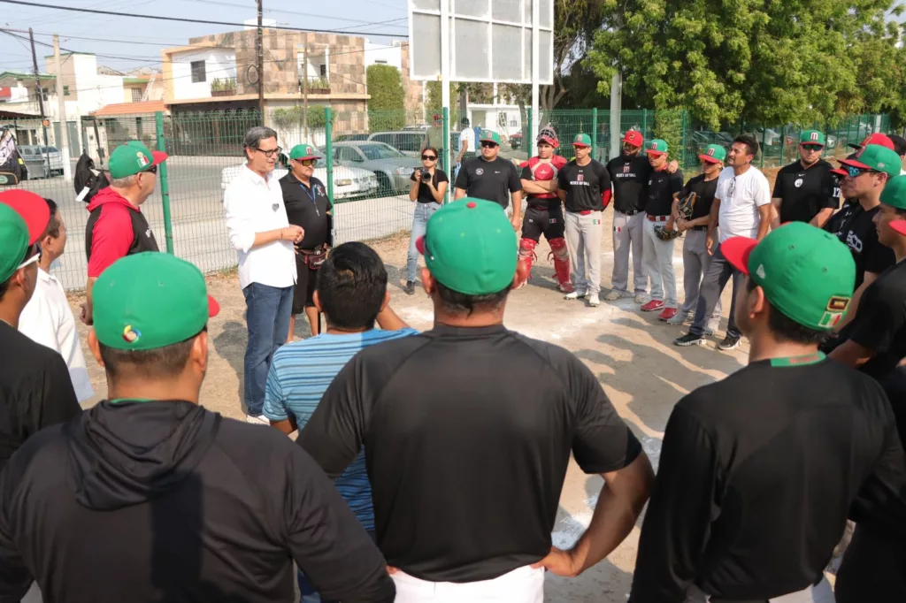 Erasmo González convive con Selección Mexicana de Softbol