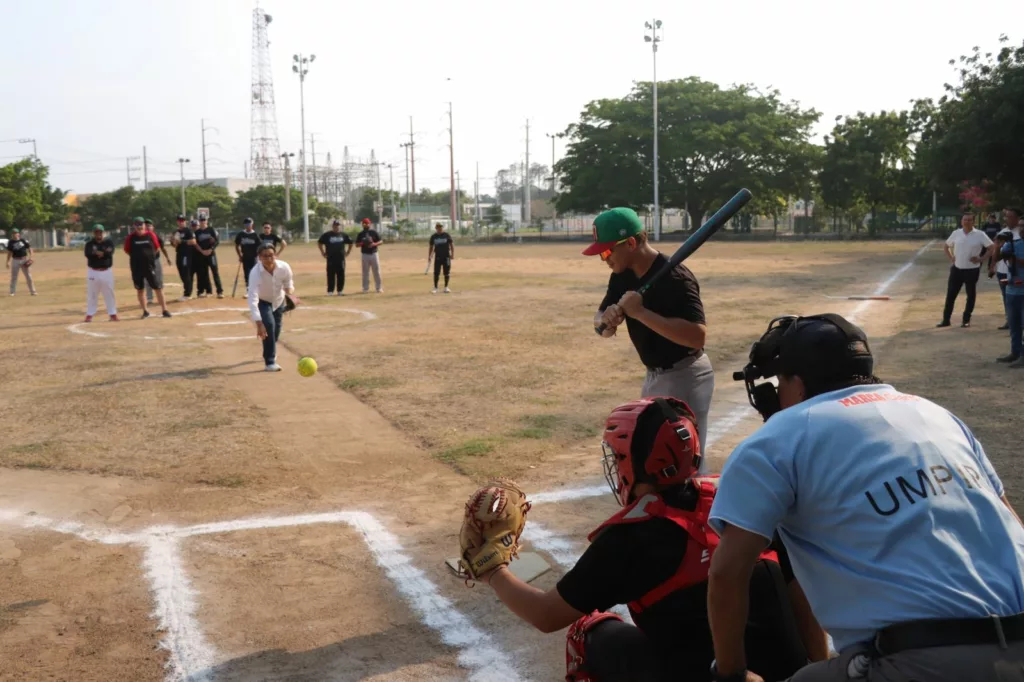 Erasmo González convive con Selección Mexicana de Softbol