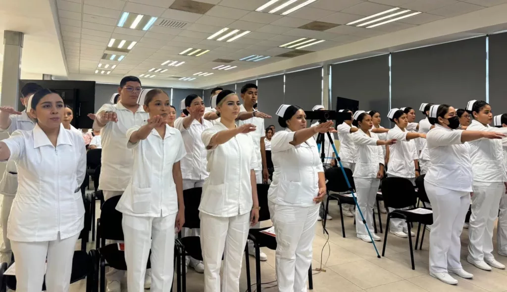 UAT Celebra el Éxito Nacional de Egresados de Enfermería en la UAM Mante