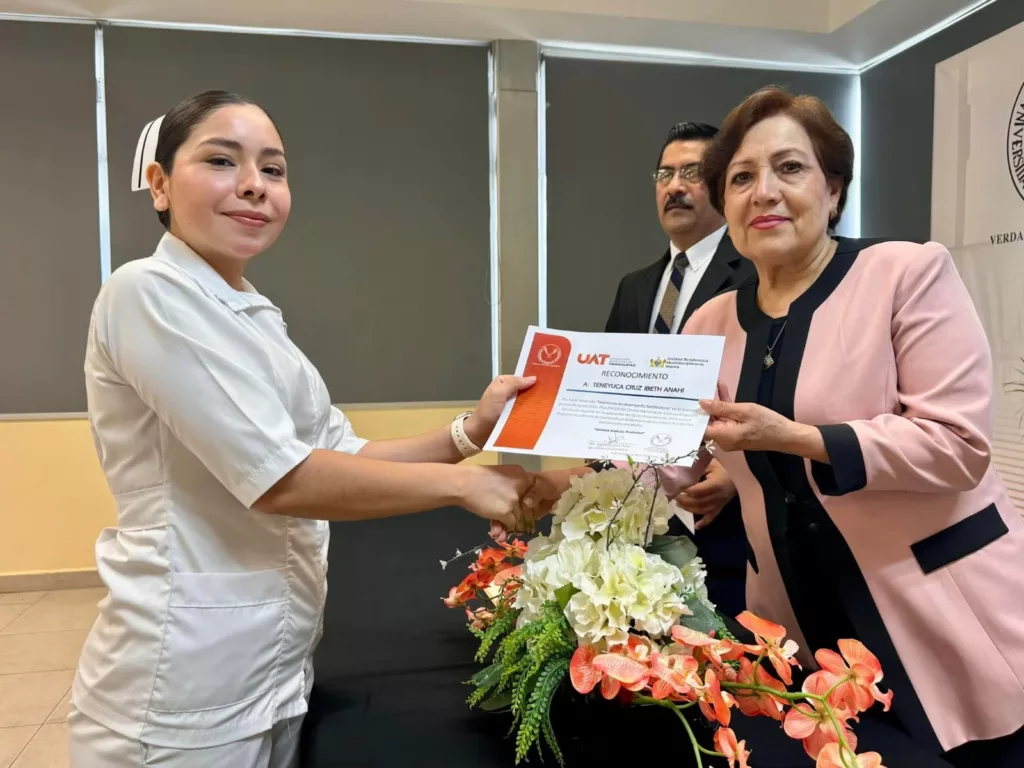 UAT Celebra el Éxito Nacional de Egresados de Enfermería en la UAM Mante