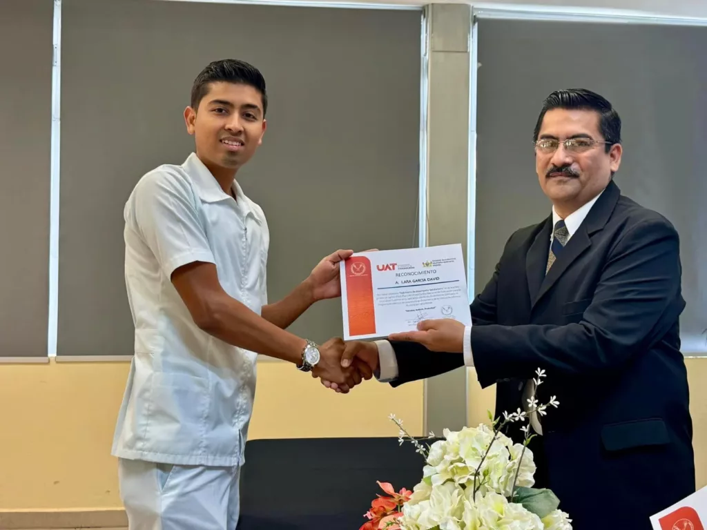 UAT Celebra el Éxito Nacional de Egresados de Enfermería en la UAM Mante