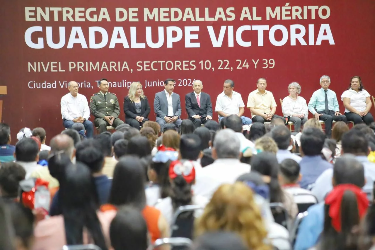 Municipio Reconoce a Alumnos y Maestros con Medalla "Guadalupe Victoria"