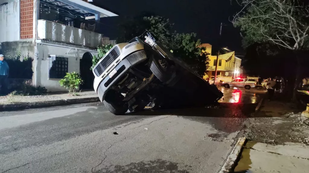 Camión de Basura Cae en Enorme Socavón en Ciudad Victoria