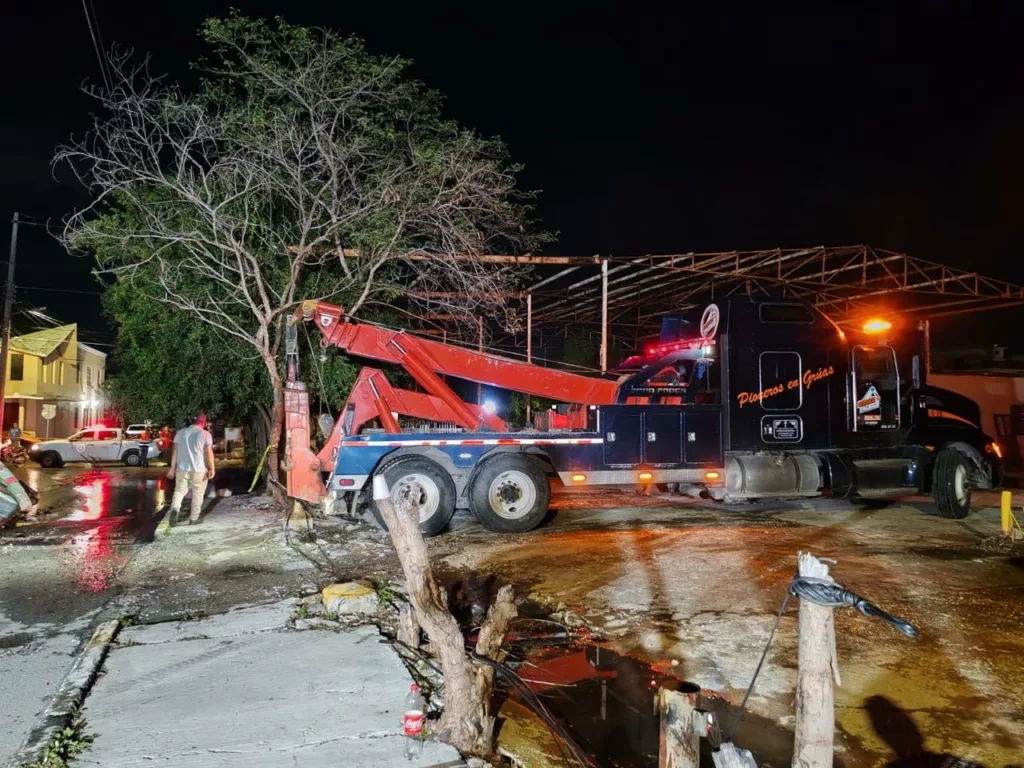 Camión de Basura Cae en Enorme Socavón en Ciudad Victoria