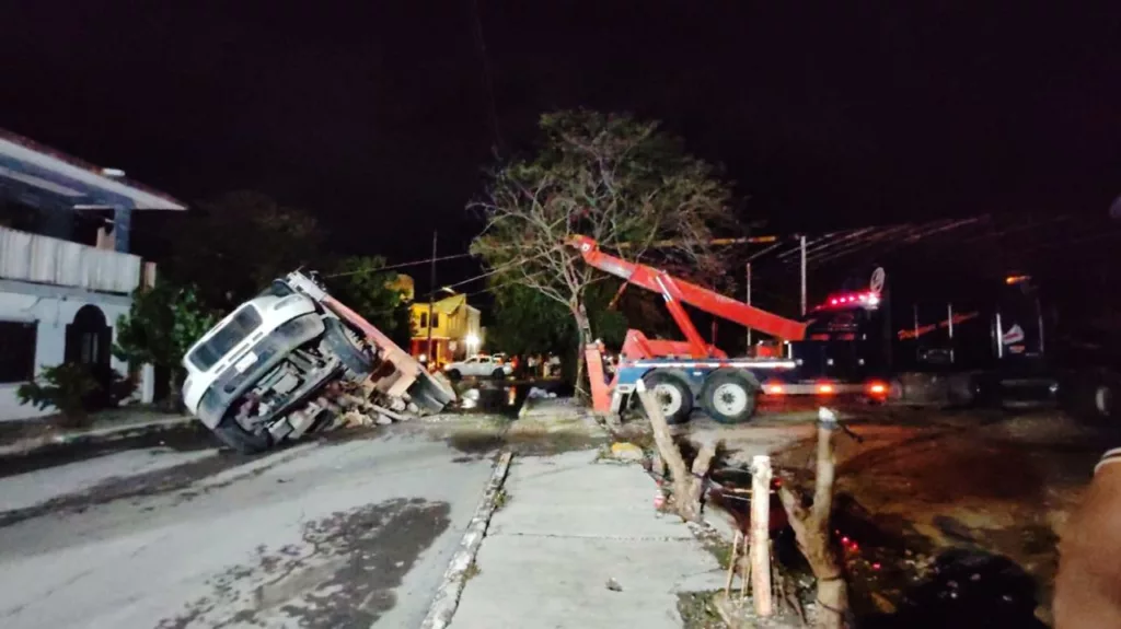 Camión de Basura Cae en Enorme Socavón en Ciudad Victoria