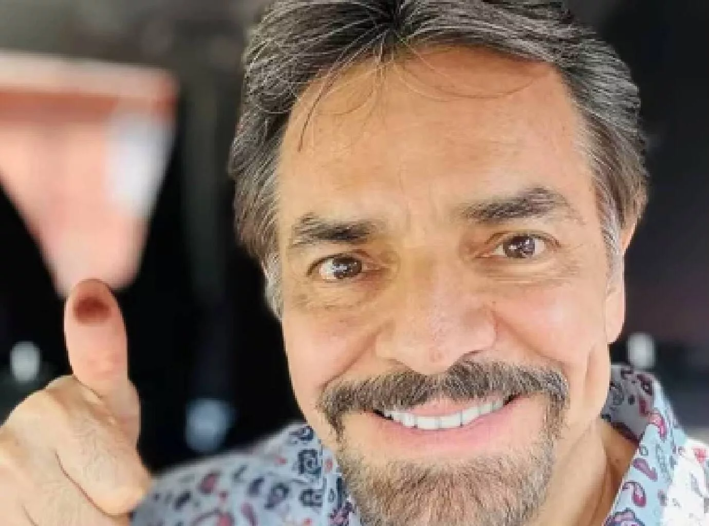 Eugenio Derbez recibe críticas tras votar en el extranjero