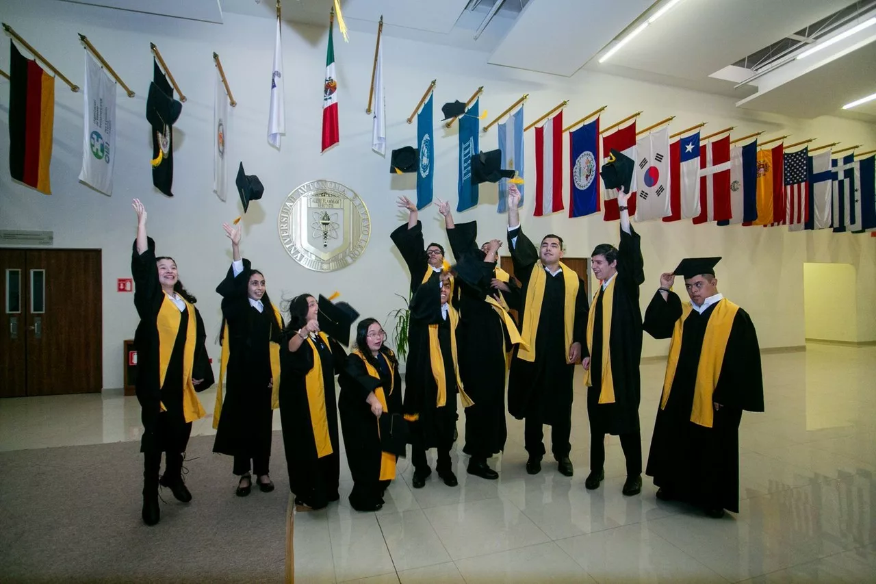 UANL celebra graduación de diplomado inclusivo para jóvenes