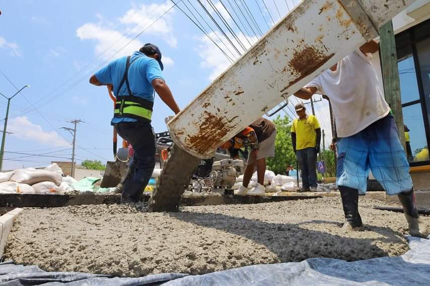 Obras de Pavimentación y Bacheo Continúan en Victoria