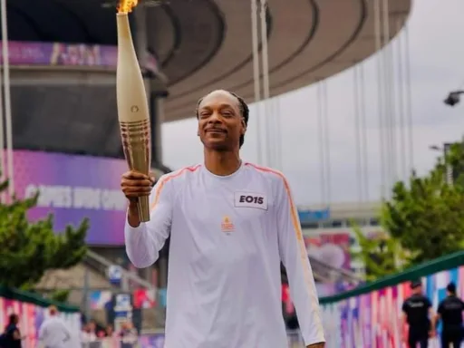 Snoop Dogg Lleva la Antorcha Olímpica en la Última Jornada de Relevos de París 2024