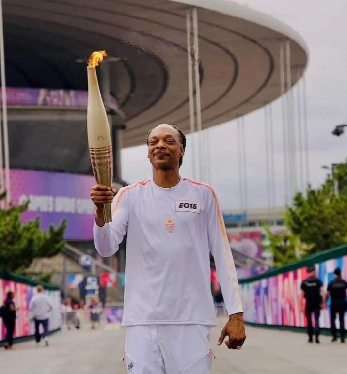 Snoop Dogg Lleva la Antorcha Olímpica en la Última Jornada de Relevos de París 2024