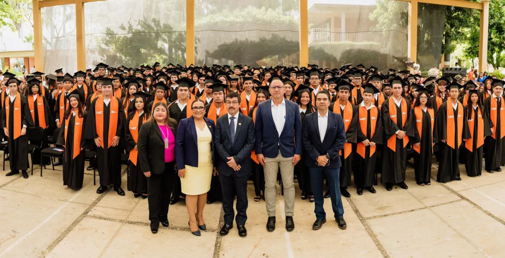 Entrega de Constancias y Graduación en la UAT