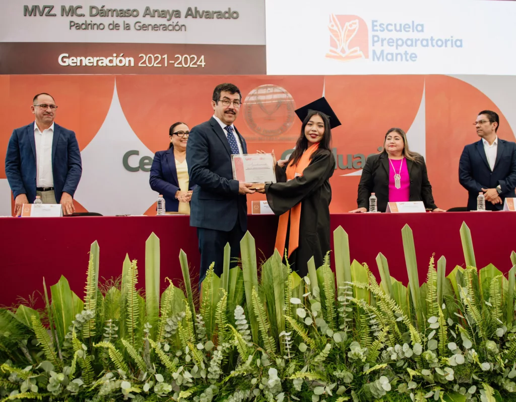 Entrega de Constancias y Graduación en la UAT