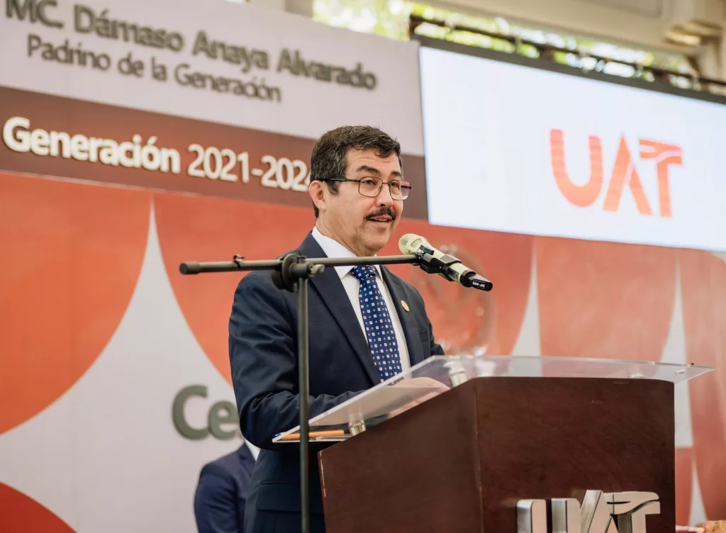 Entrega de Constancias y Graduación en la UAT