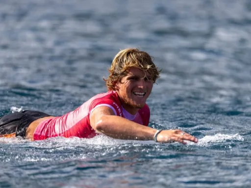 Alan Cleland avanza a octavos de final en Surf en París 2024