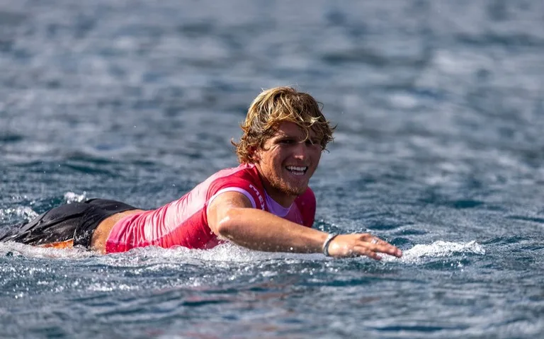 Alan Cleland avanza a octavos de final en Surf en París 2024