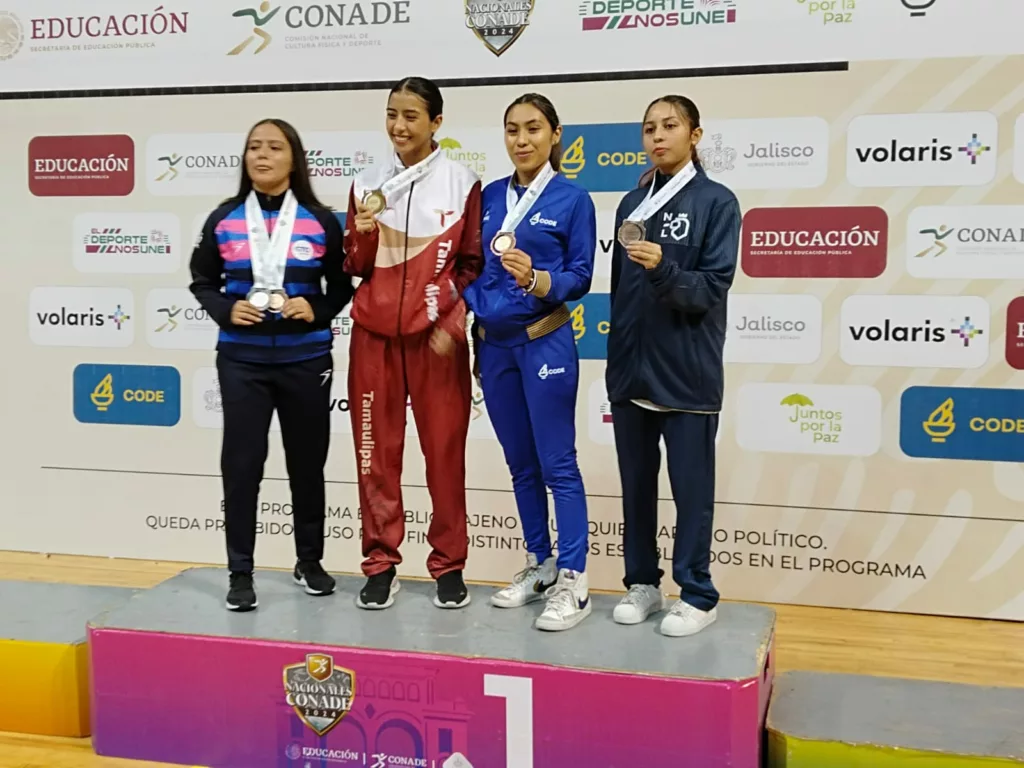 Laura Gana Oro en Competencia Universitaria de Karate