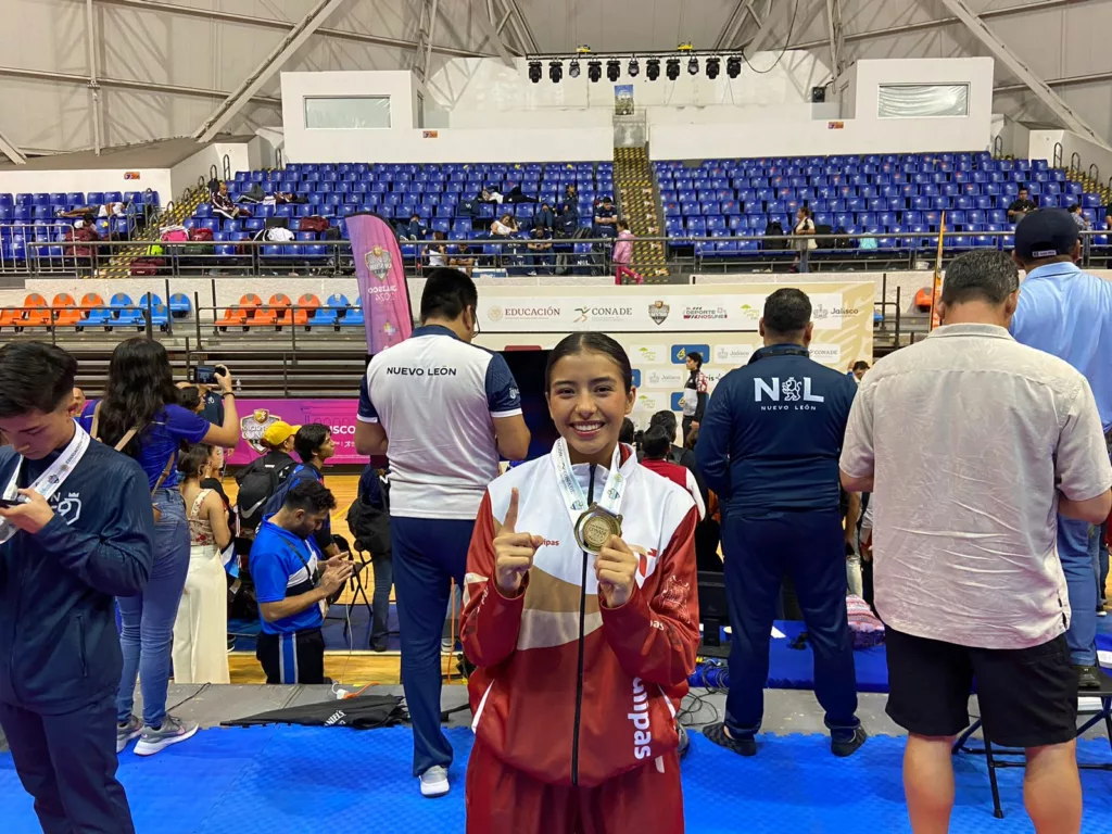 Laura Gana Oro en Competencia Universitaria de Karate