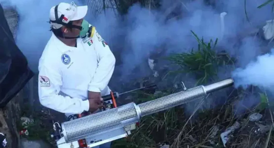 Pobladores en pánico apedrean camionetas que combaten el dengue en Aguascalientes