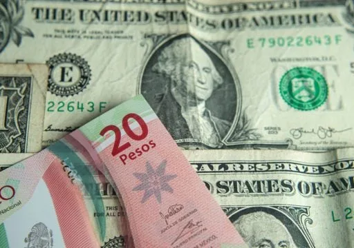 Dólar Supera al Superpeso en Lunes Negro tras Caída de Mercados y Especulación