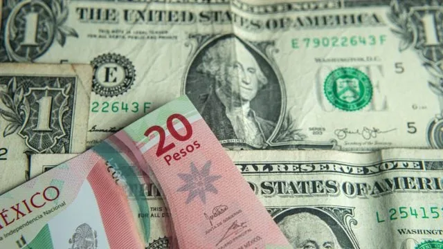 Dólar Supera al Superpeso en Lunes Negro tras Caída de Mercados y Especulación