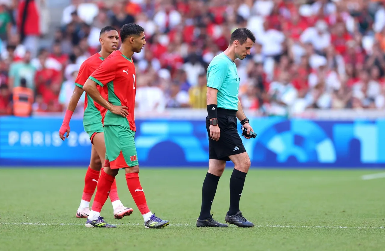 Lesionan al árbitro durante España vs Marruecos en París 2024