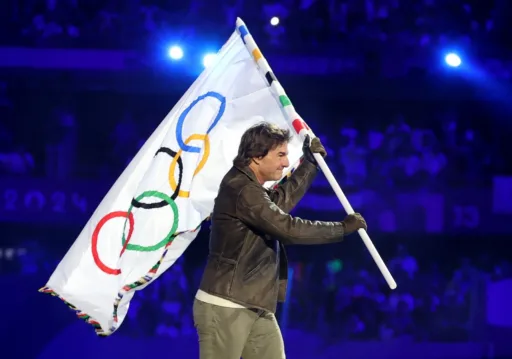 Tom Cruise deslumbra en la espectacular clausura de París 2024