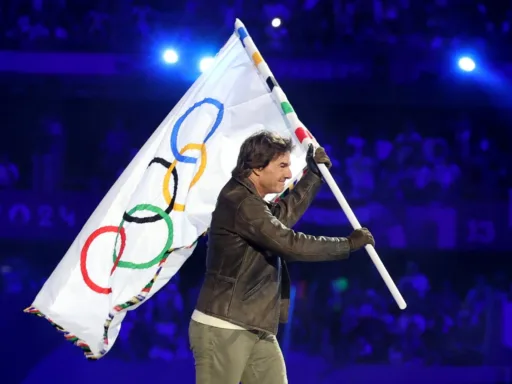 Tom Cruise deslumbra en la espectacular clausura de París 2024