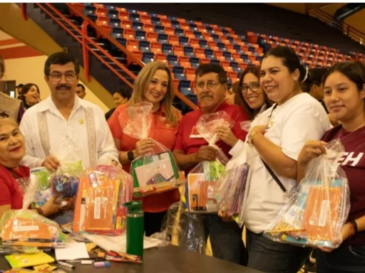 UAT refuerza apoyo a estudiantes rurales con donación de útiles escolares