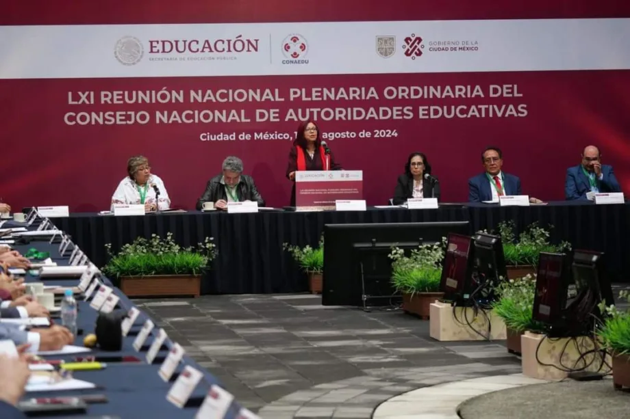 Lucía Aimé Castillo Pastor participa en la reunión nacional del Conaedu