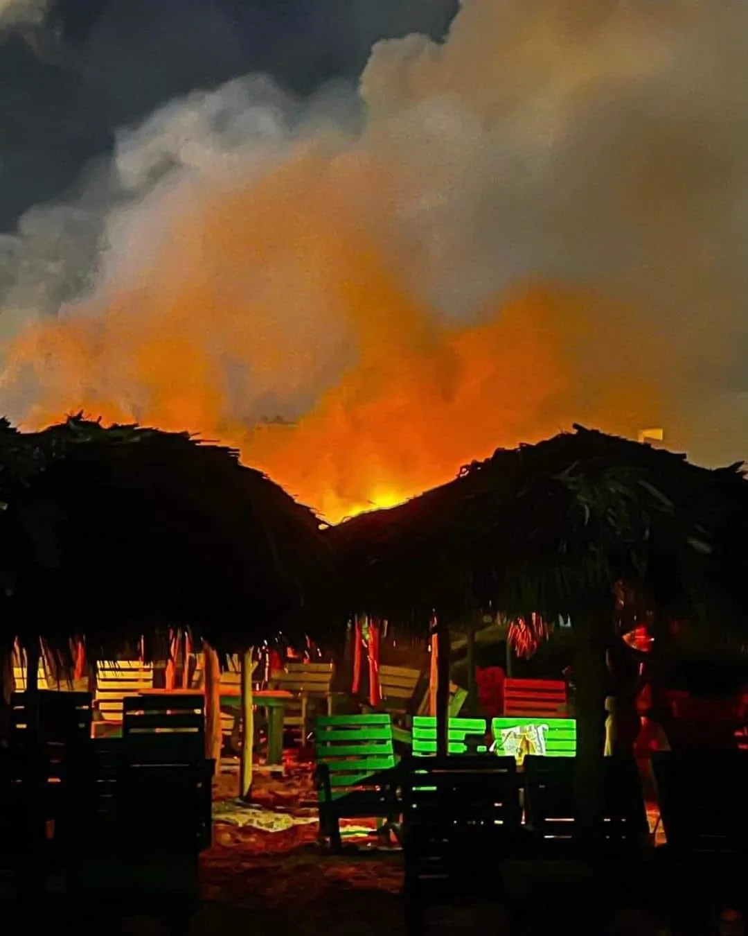 Incendio Consume Palapas en Playa Miramar