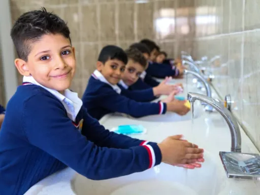 Lalo Gattás asegura suministro de agua en escuelas de Victoria