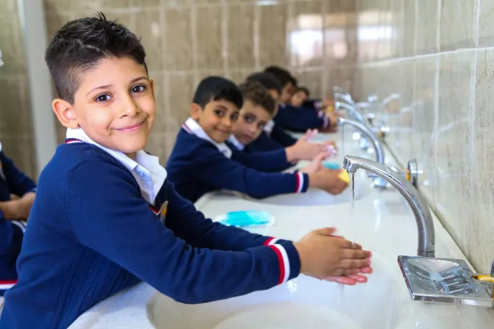 Lalo Gattás asegura suministro de agua en escuelas de Victoria