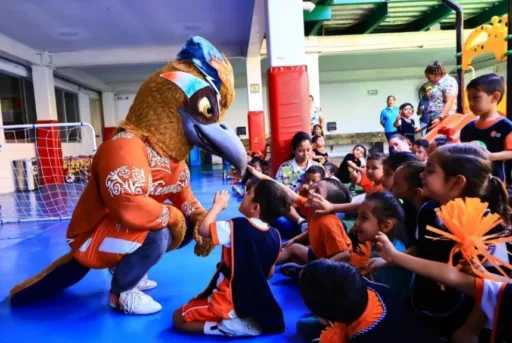 Jugadores de Correcaminos visitan Cendi UAT para convivir con los niños