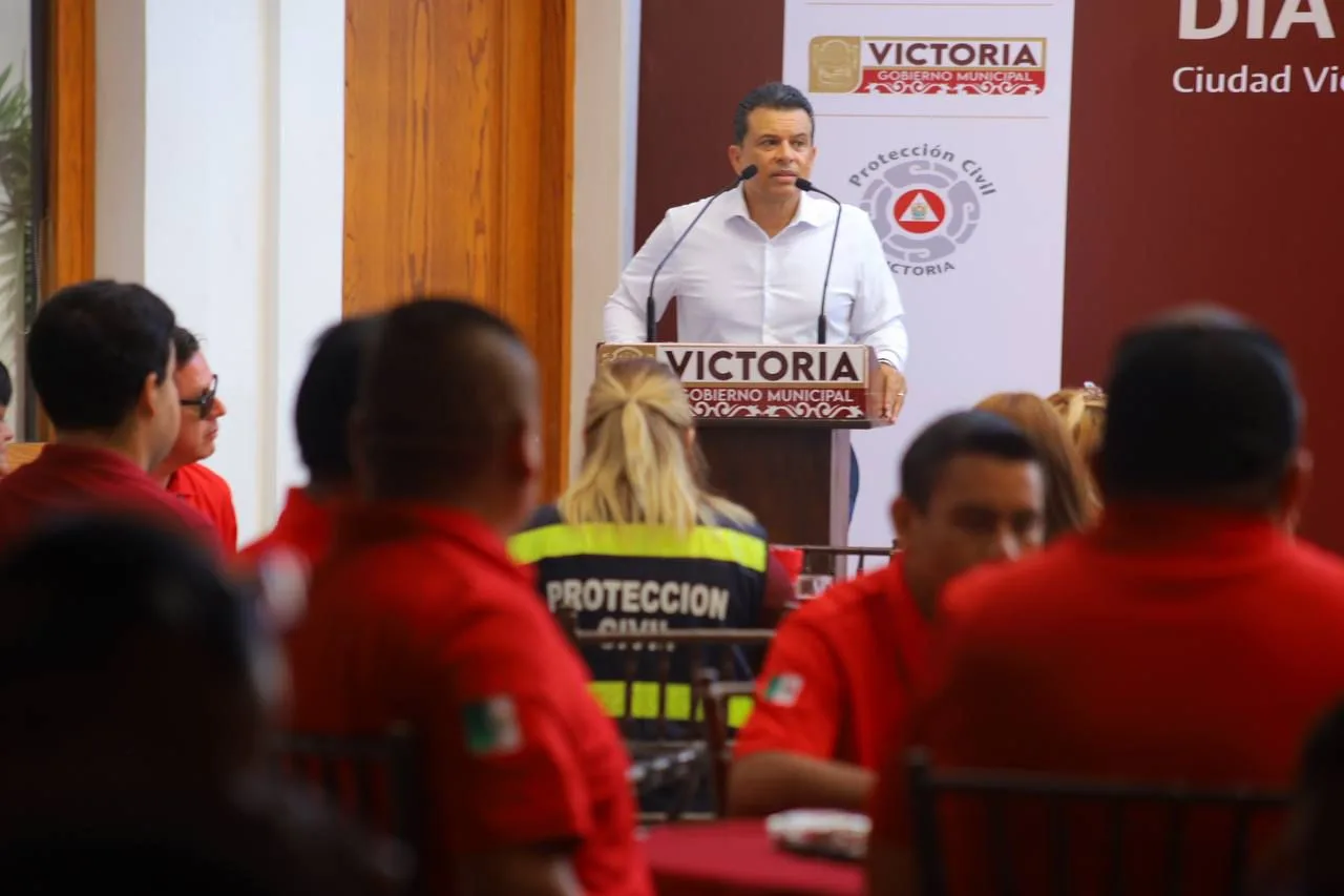 Eduardo Gattás celebra y reconoce al Heroico Cuerpo de Bomberos en su día