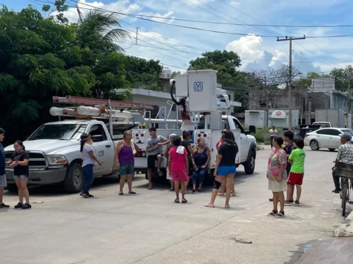 Residentes de Tampico acorralan a cuadrillas de CFE tras cortes de energía