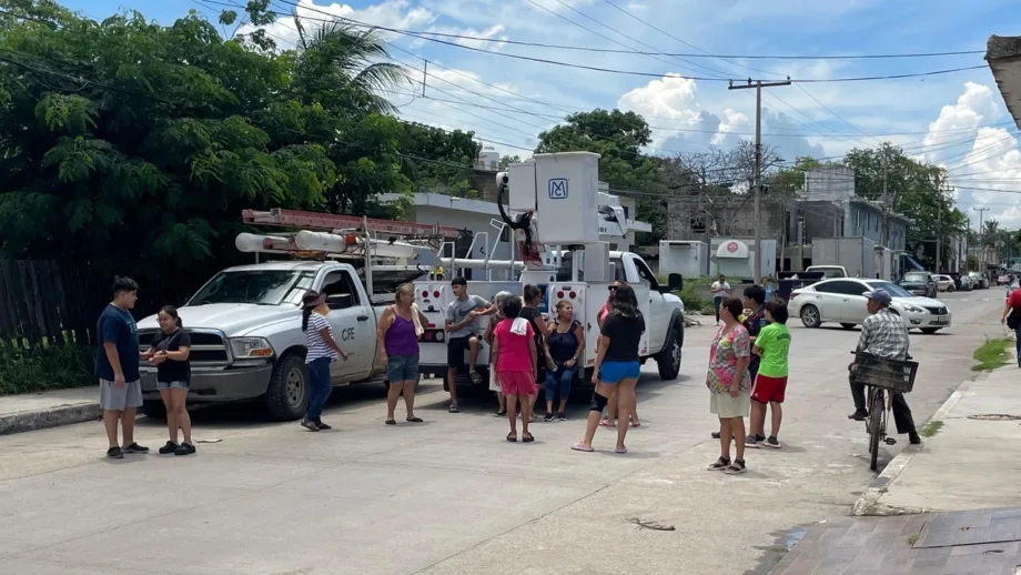 Residentes de Tampico acorralan a cuadrillas de CFE tras cortes de energía