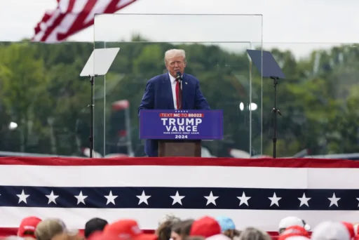 Trump se presenta cubierto por cristal antibalas en evento de campaña