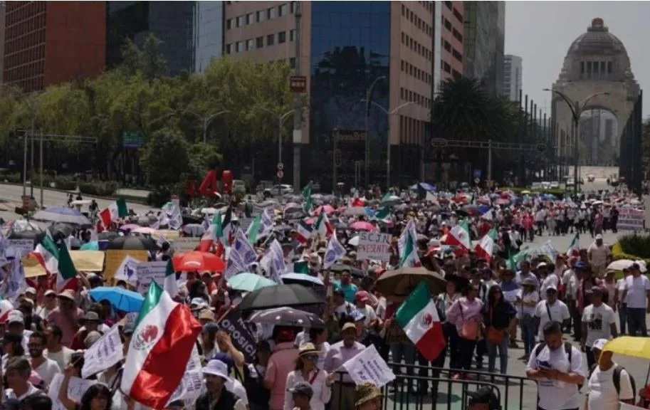 Miles de trabajadores del Poder Judicial se manifiestan contra la reforma de AMLO