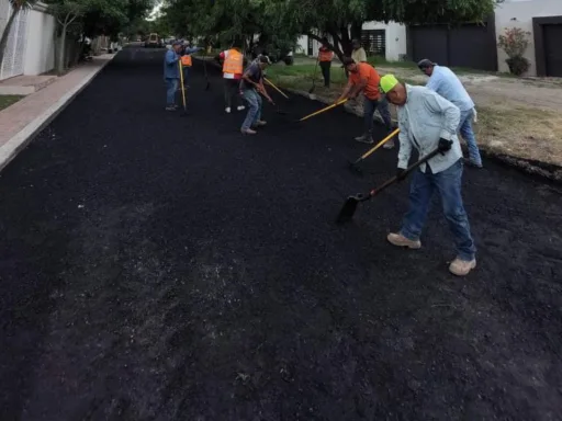 Rehabilitación de 33 mil m² de asfalto en calles y caminos ejidales de Victoria