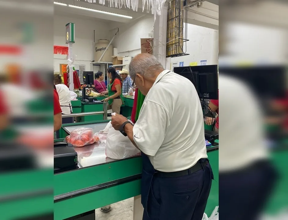 Abuelitos pasan su día trabajando de empacadores